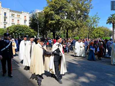 Viene cos� �raccolto� dal corteo storico che, partito dal Castello...